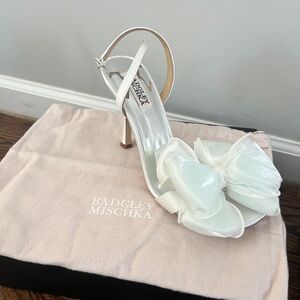 Badgley Mischka White Bow Heel
